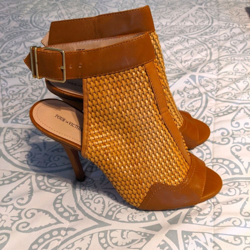 Pour La Victoire Heels- Size 8